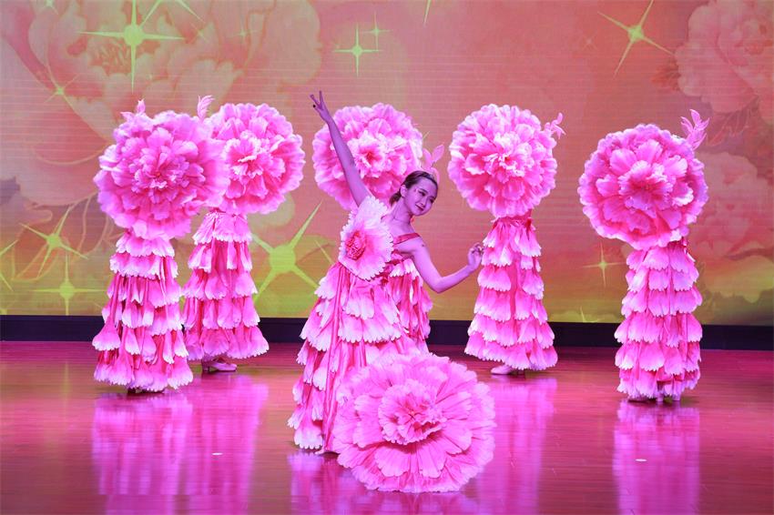 平博线上平台,平博（中国）2019年度工作动员大会---舞蹈《花开树恩》